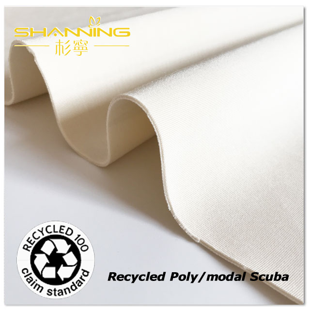 46 % polyester recyclé, 45 % modal, 9 % élasthanne, tissu Scuba teint dans la masse