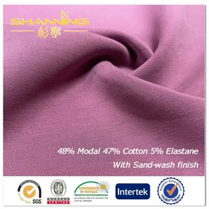 48 % modal, 47 % polyester, 5 % élasthanne. Tissu scuba de haute qualité, finition sablée.