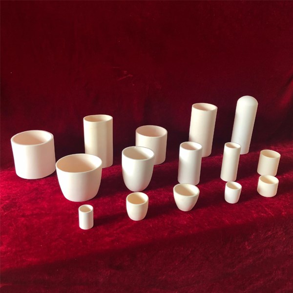 Introduzcamos el crisol cerámico de alúmina.