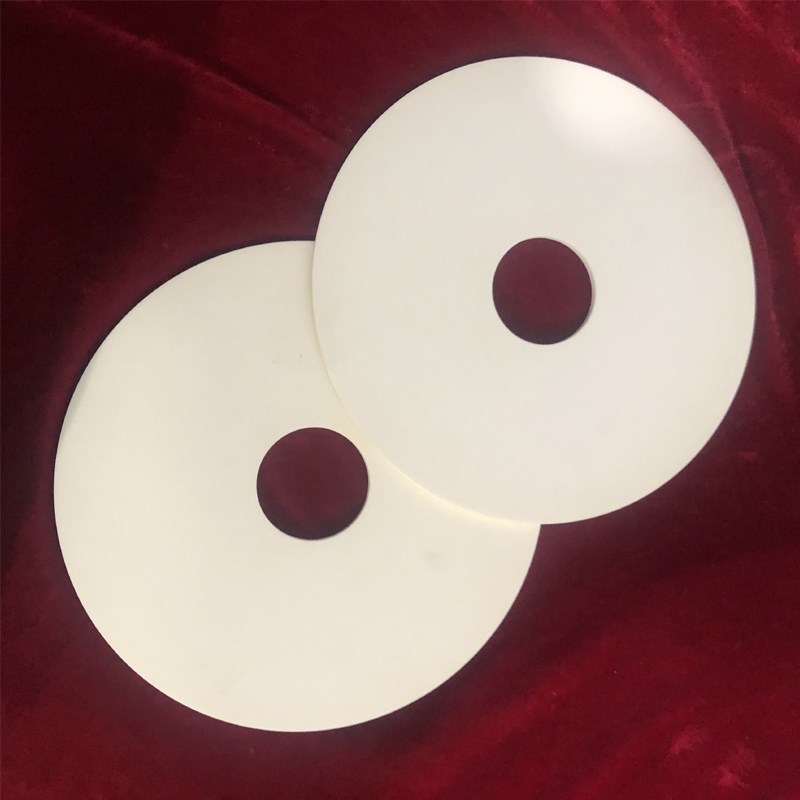 Nueva placa redonda de cerámica de alúmina. Nueva placa redonda de cerámica de alúmina.