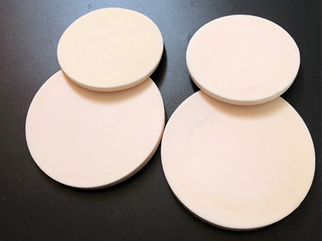 Placa cerámica de óxido de aluminio.