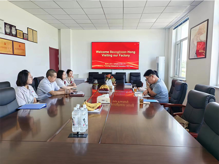 Invitamos a los clientes coreanos a visitar la fábrica y discutir la cooperación.