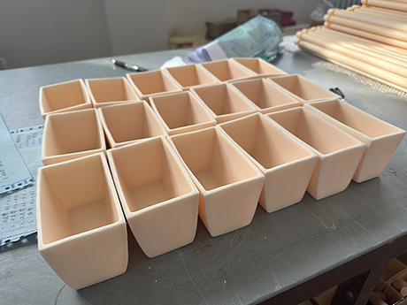 Producción de embarcaciones de cerámica de alúmina.