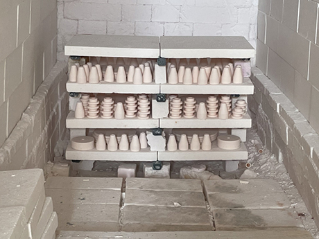 Crisoles y piezas de cerámica de alúmina cocida.