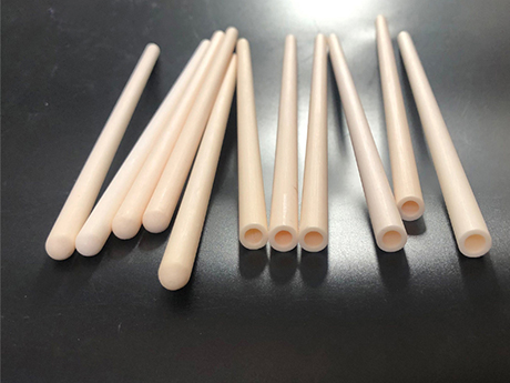 El tubo protector cerámico de alúmina está acabado.