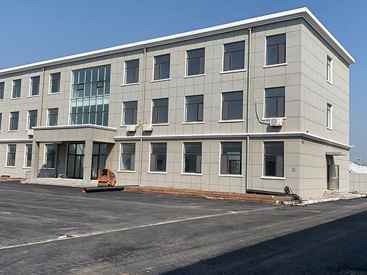 Voltooiing van de aanleg van wegen op het nieuwe fabrieksterrein