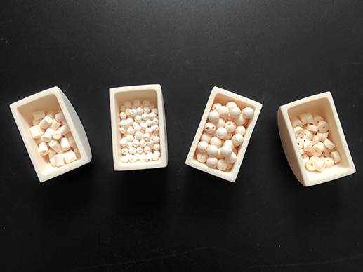 Introducción a las características materiales y ventajas de los productos de esfera hueca de alúmina.