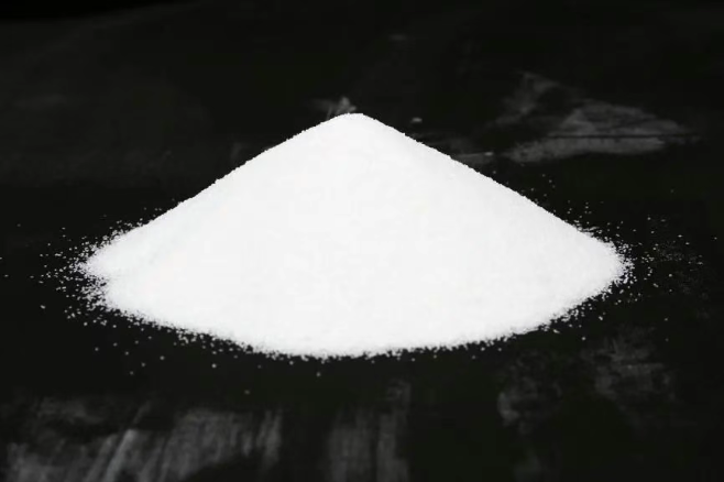 Wat is de relatie tussen aluminiumoxide, korund en saffier?