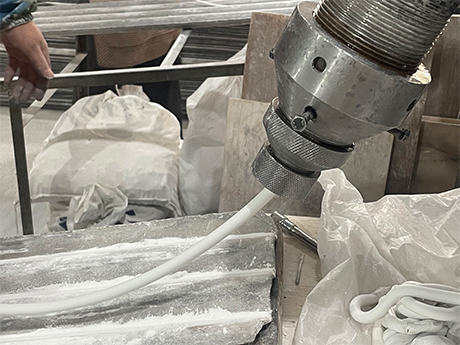 Kundenspezifisches gebogenes Aluminiumoxid-Keramikrohr für japanische Kunden