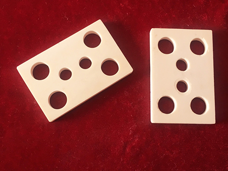 Applicazione di una piastra quadrata in ceramica di allumina