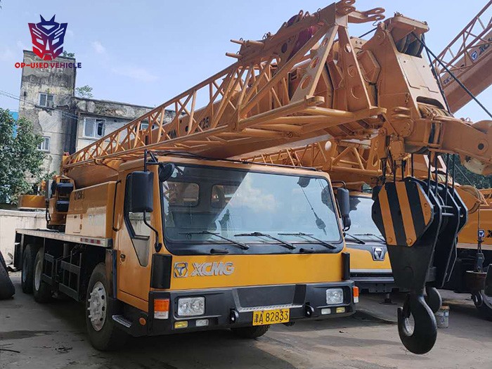 Camión grúa hidráulico XCMG de 25 toneladas usado