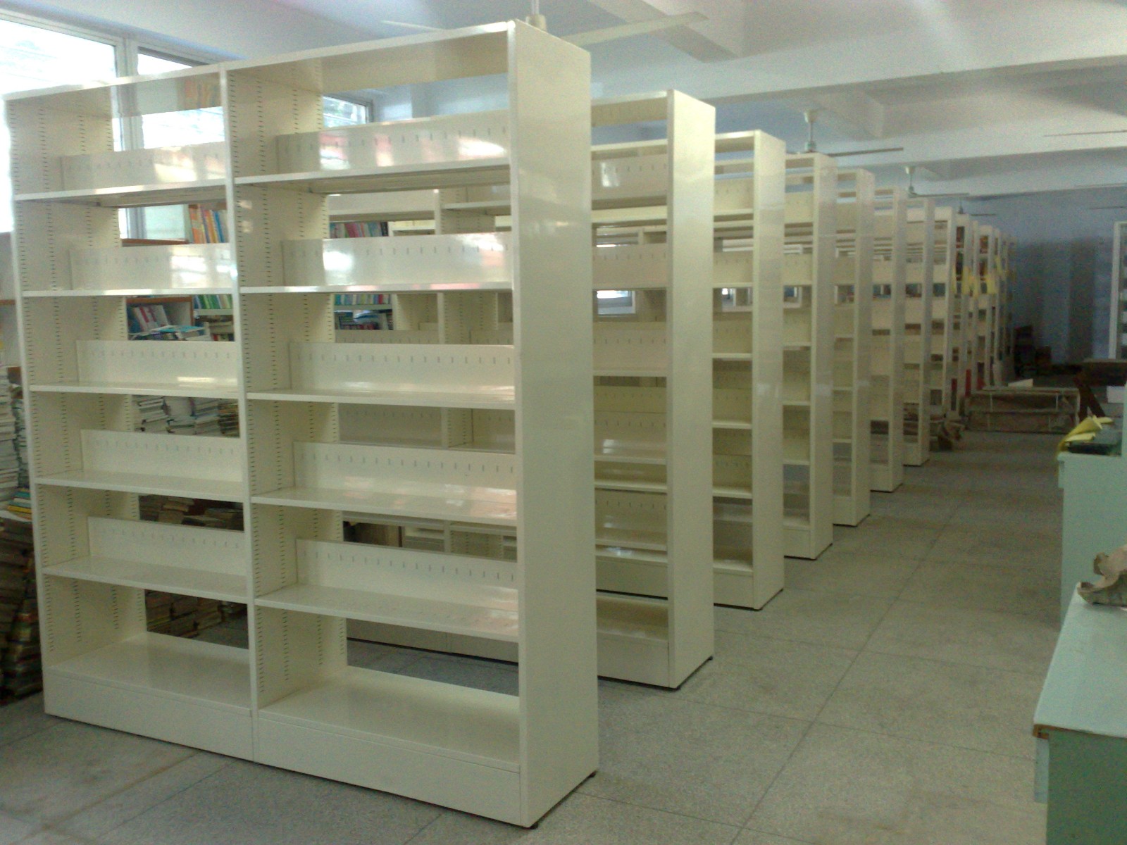 大学図書館の棚 