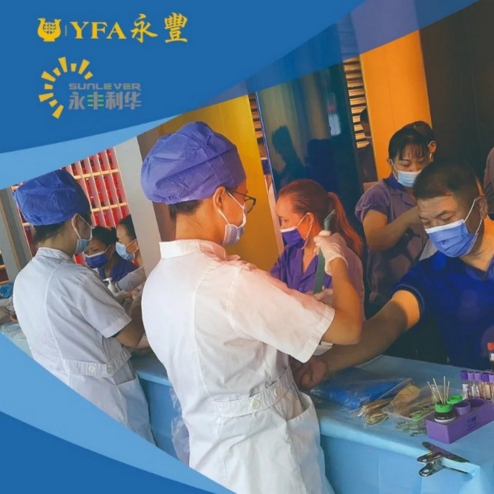 Fysiek onderzoek van werknemers van het YFA-bedrijf