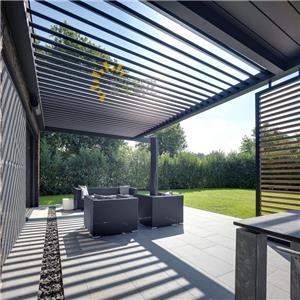 Gemotoriseerde pergola met lamellen, moderne zonweringoplossing voor buiten