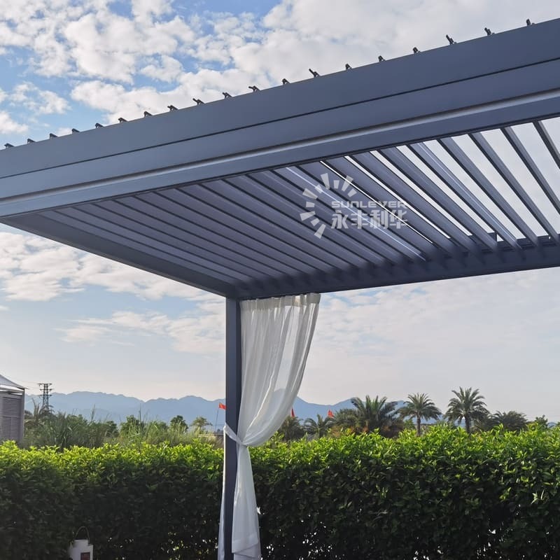 Китай Алюминиевая пергола с ручным управлением на открытом воздухе с жалюзи с крышей, производитель