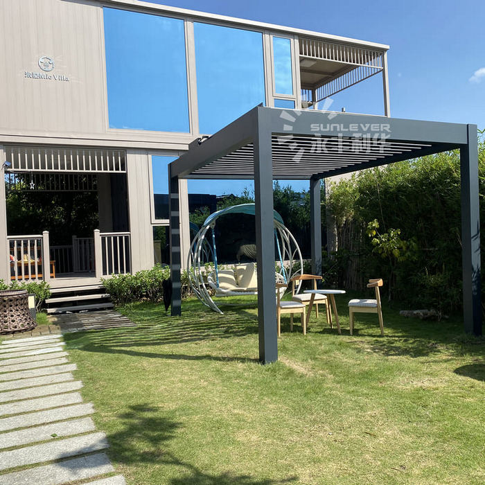 Installatie van aluminium pergola E220 in Home-Stay