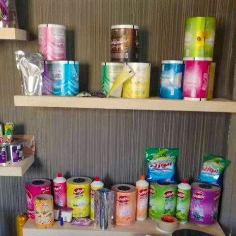 Película metalizada para la capa laminada.