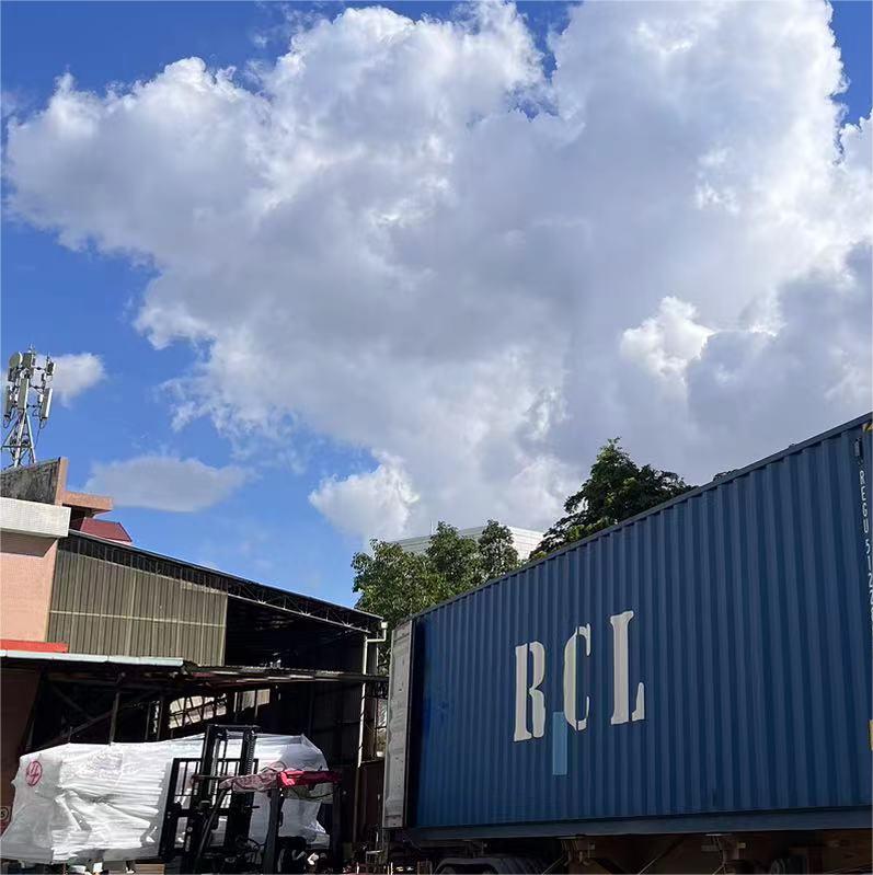 Bốc xếp hàng hóa cho khách hàng Thái Lan