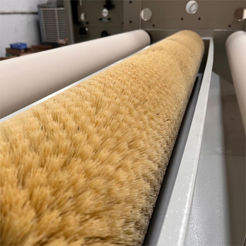 Ano ang paraan na ginamit ng laminator upang alisin ang alikabok mula sa mga tabla?