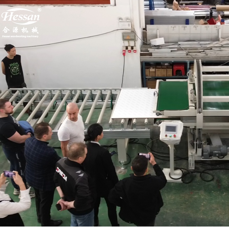 Khách hàng Nga đến nhà máy chấp nhận dây chuyền cán phẳng tự động