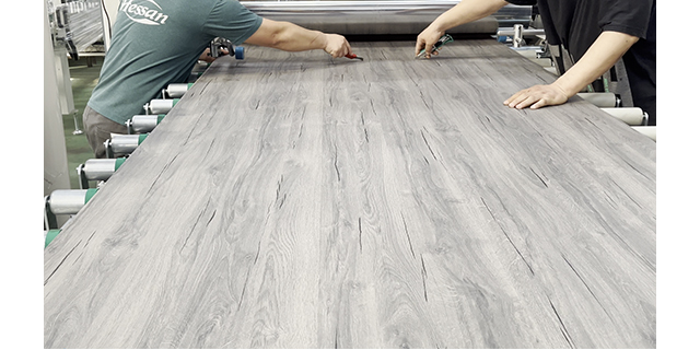 Ang scrap rate ba ng mga tradisyonal na veneer ay kasing taas ng 15%? Paano nakakamit ng PUR flat laminating machine ang 99% na rate ng ani