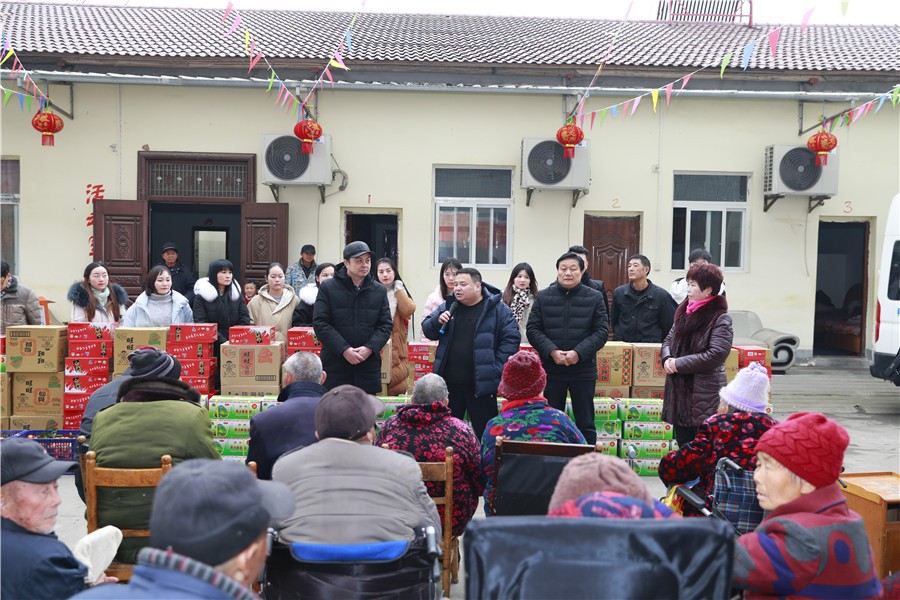 General manager leads a delegation to condolences to the lonely elderly
