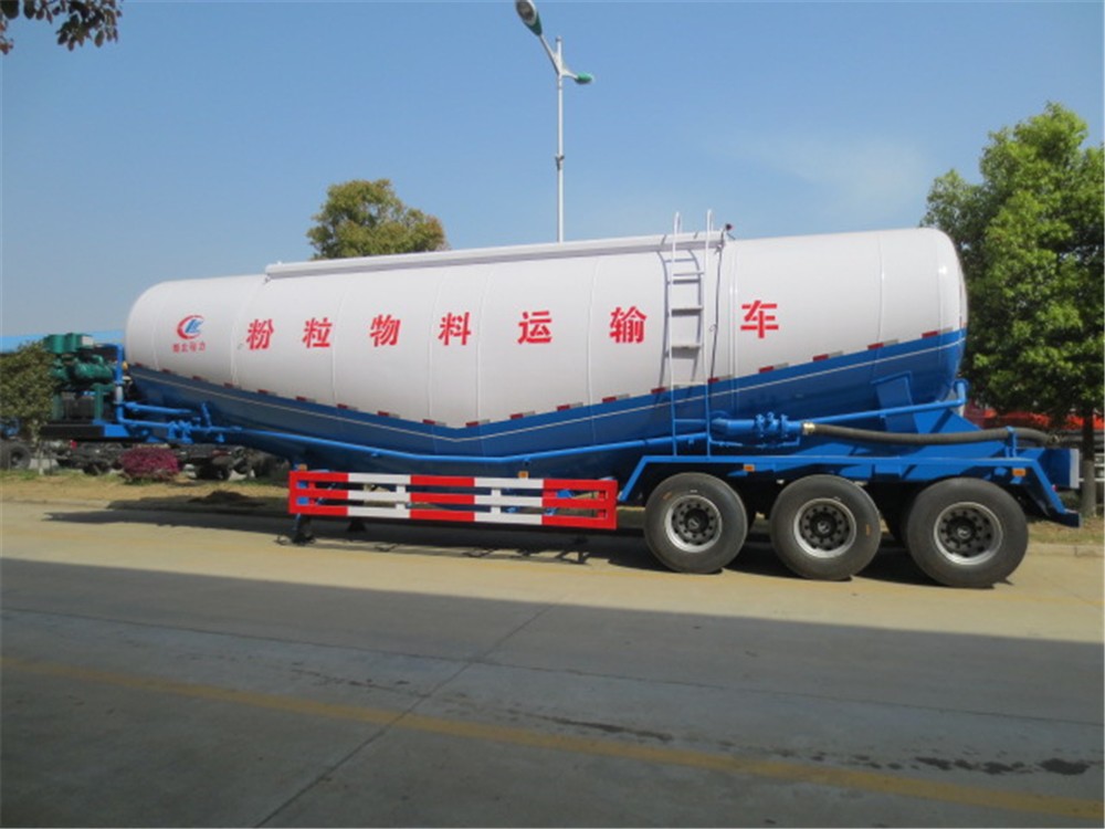 Китай Полуприцеп для сыпучих материалов объемом 55 м3, производитель