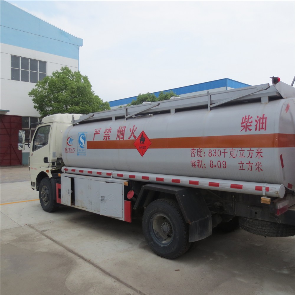 Dongfeng 8000 Liters Oil Tanker