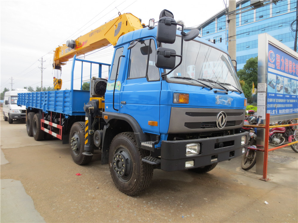 12 wheel truck na may 10 toneladang crane