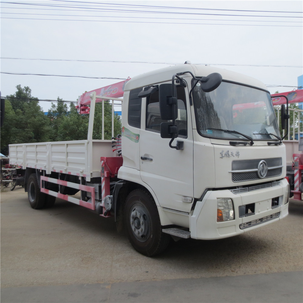 grúa Unic montada en camión Dongfeng