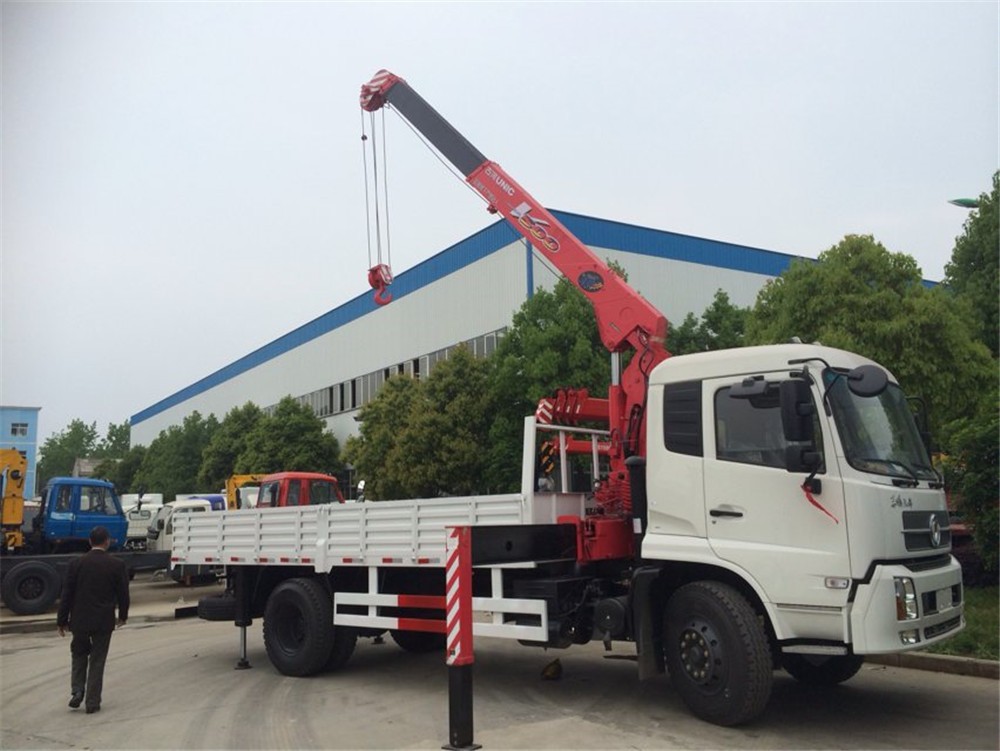 Dongfeng 6 Wheel Crane Truck