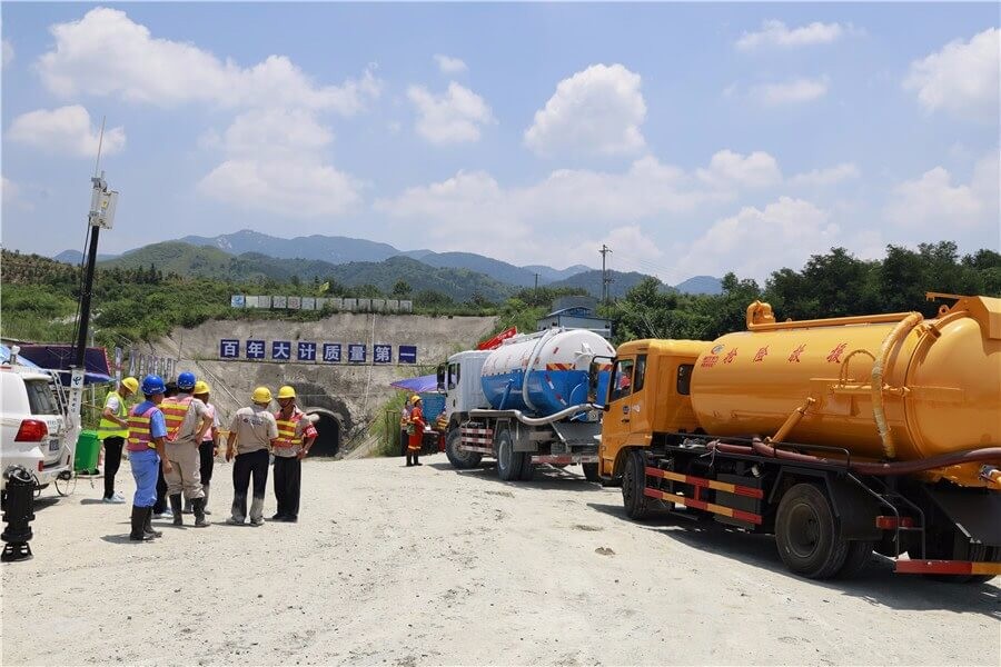 Juli 2018, truk pengisap limbah CLW berpartisipasi dalam penyelamatan dan penyelamatan terowongan