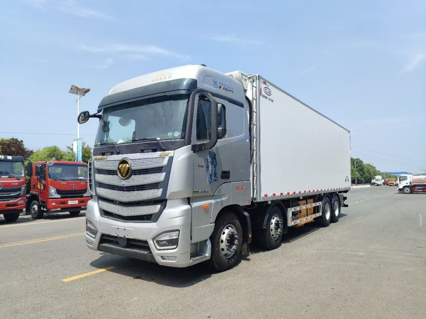 10-tons refrigerated truck