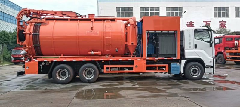 ISUZU 15000 liter vacuum sewage truck