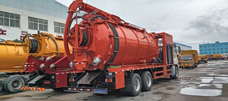 ISUZU vacuum sewage truck