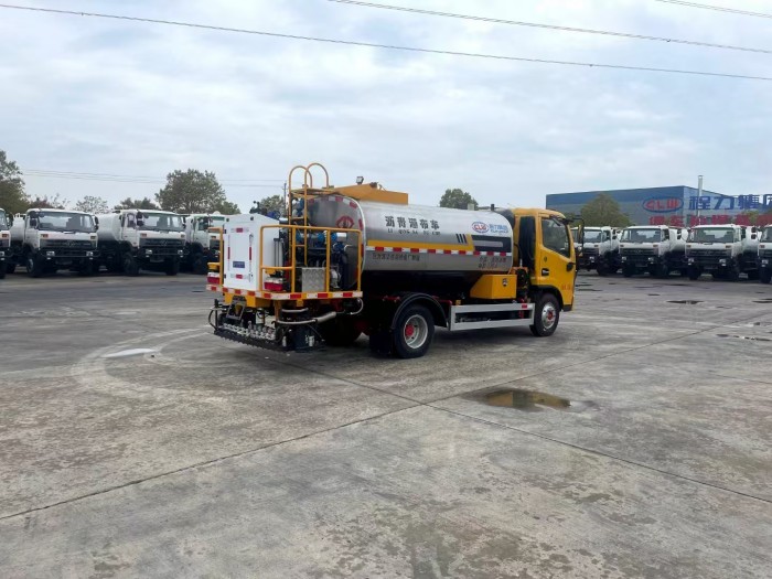 DONGFENG 4.5cbm Asphalt distributor truck