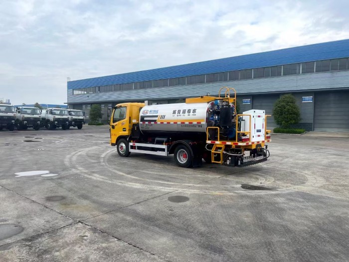 4.5cbm Asphalt distributor truck