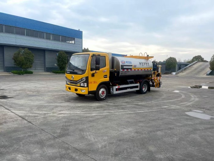 DONGFENG 4.5cbm Asphalt distributor truck