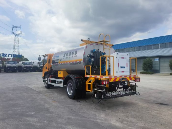 Shacman Asphalt distributor truck