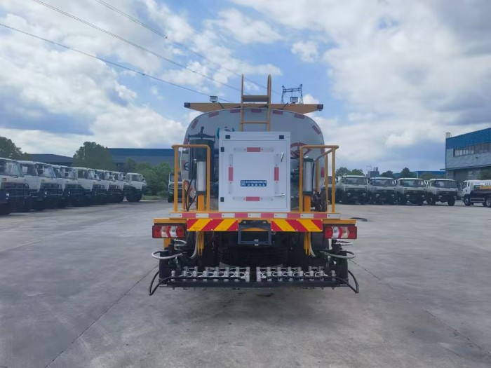 8cbm Asphalt distributor truck