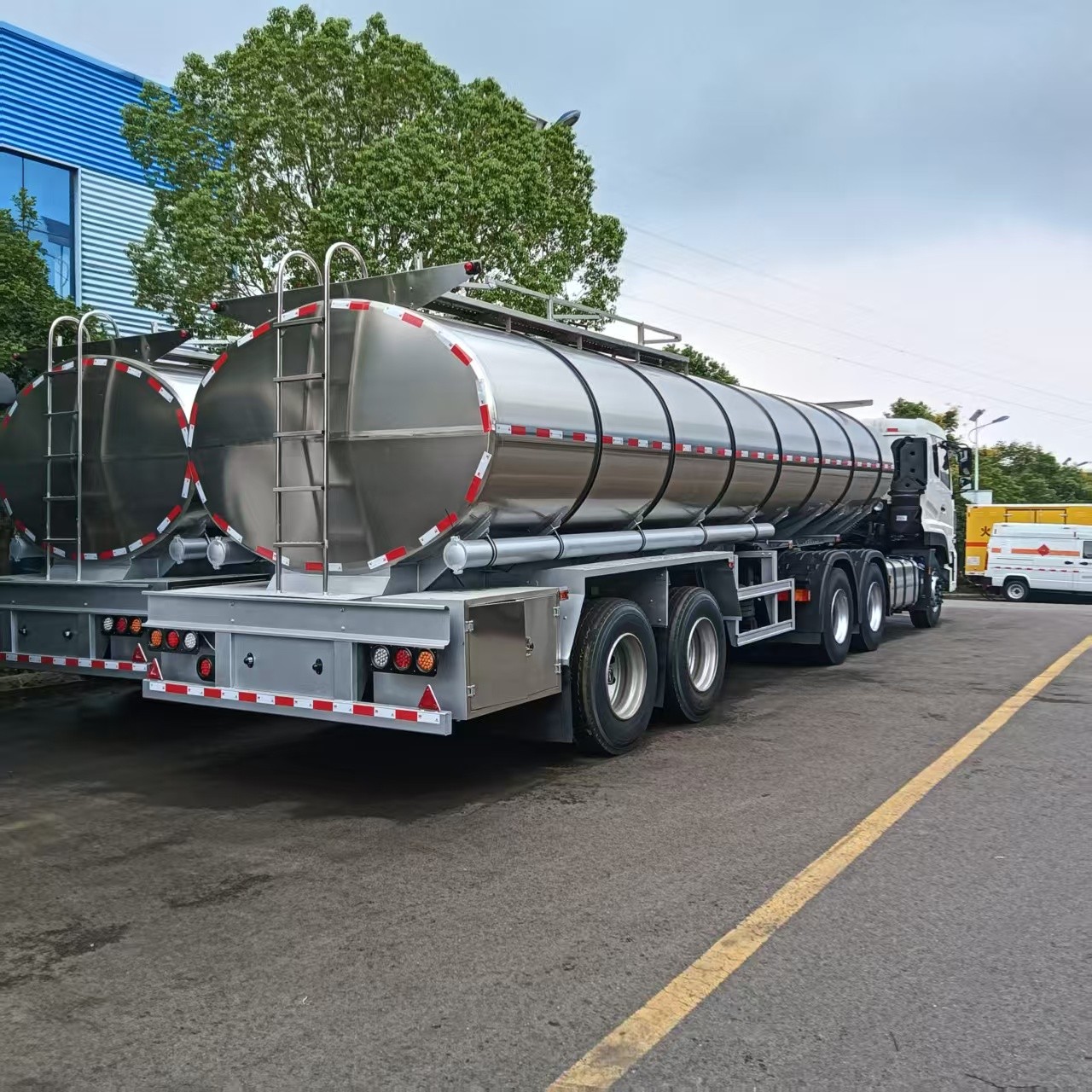 Isothermal stainless steel water tank semi-trailer 25CBM