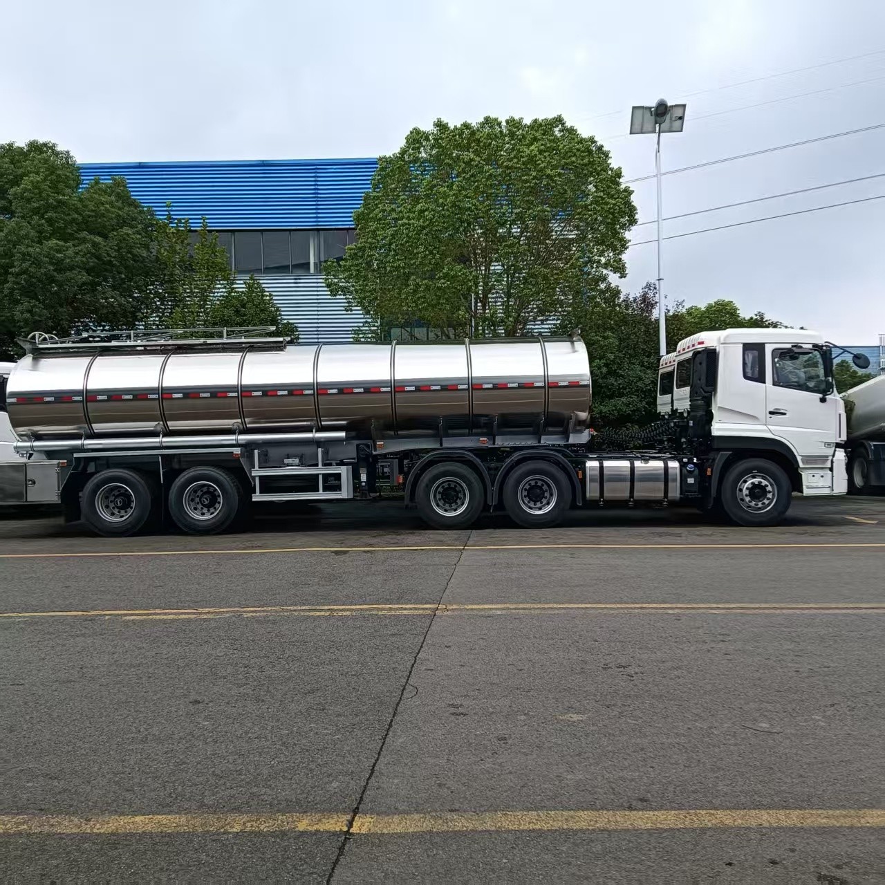 Isothermal stainless steel water tank semi-trailer 25CBM