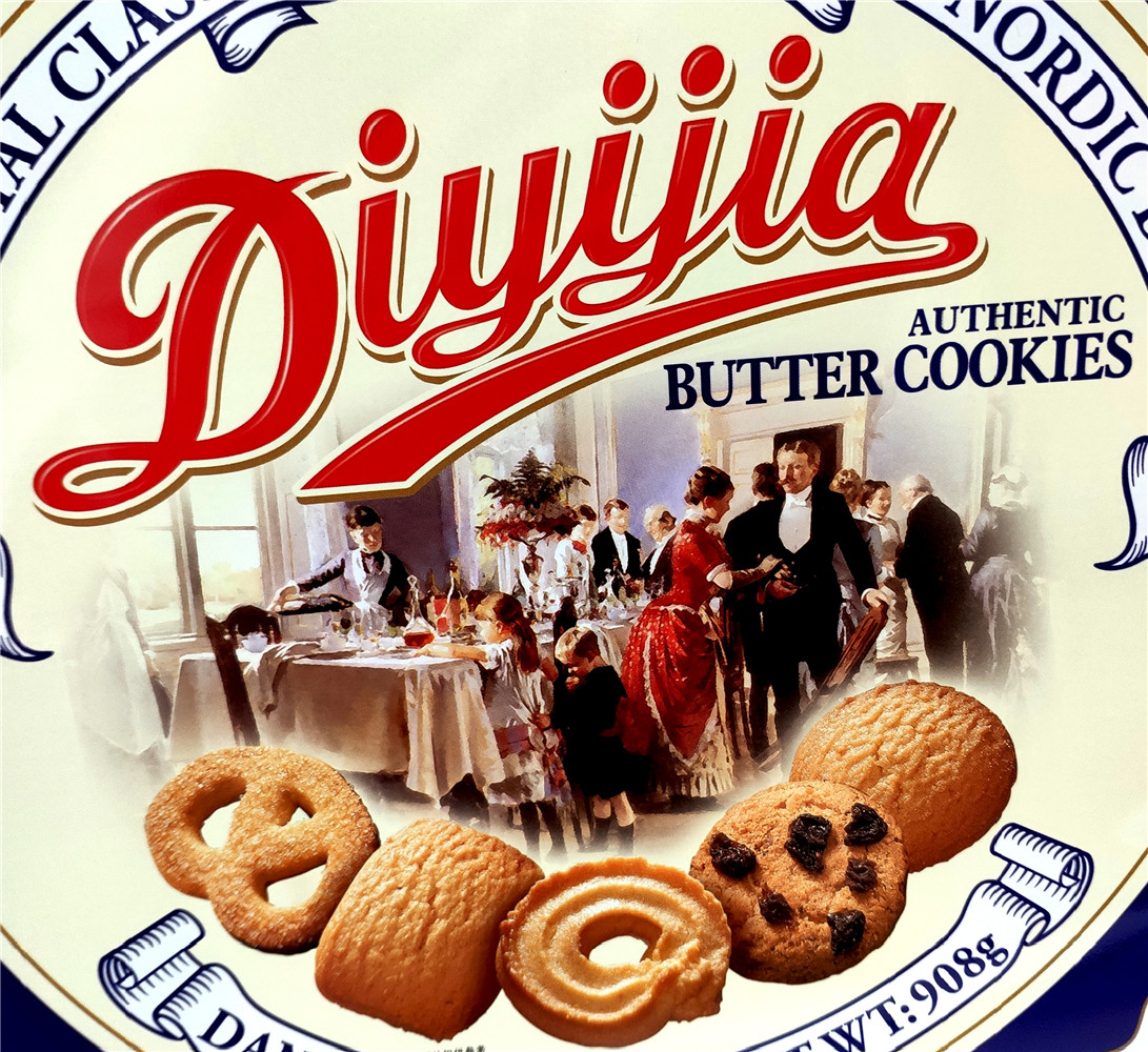 What are the benefits of packaging biscuits in colored tinplate boxes