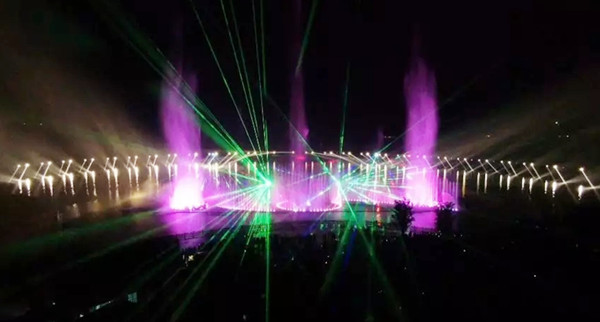 Laiyuan'da RAINBOWS Aydınlatma Gösterisi ve Müzikli Su Çeşmesi Gösterisi