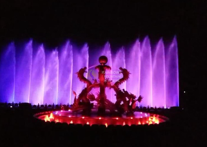 Pokaz tańczących fontann w dużym basenie