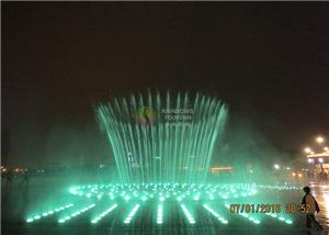 Fontanna wodna z dekoracyjną mgłą w parku
