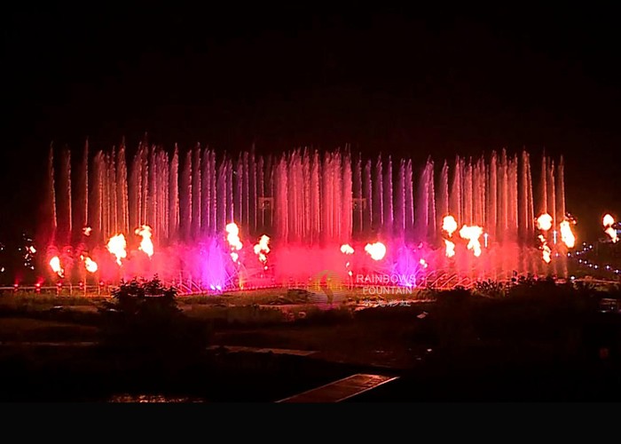 Fontana di fuoco di acqua di mare all'aperto con luci