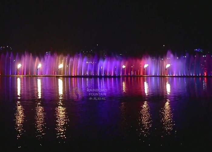 Grande Fontana Di Fiamma Di Notte