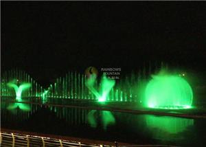 drijvende fontein met verlichting