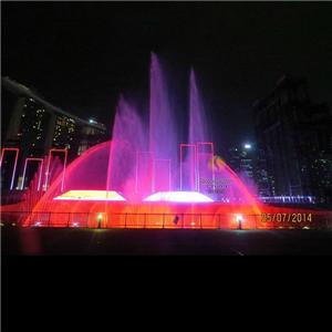 A szingapúri nemzeti ünnepség színpadán digitális lengő úszó szökőkút színes LED-es lámpákkal